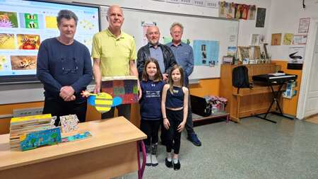 Čebelarji na obisku v podružnični šoli Kotlje  (3)